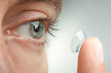 Putting in contact lens